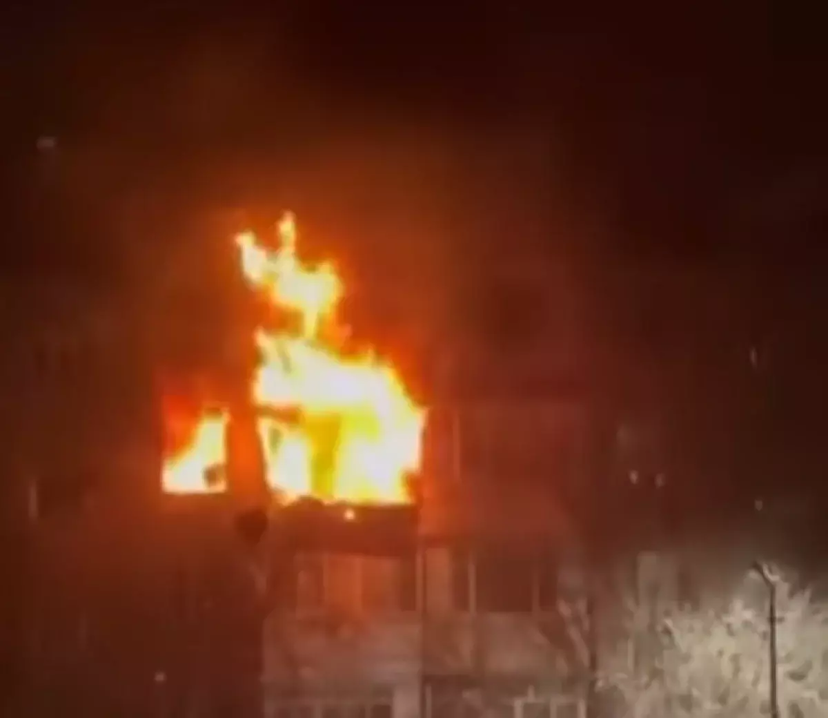 «Возвращайтесь в свои семьи»: жители дома обратились к полицейским после ЧП в Шахтинске