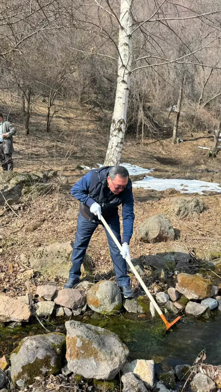 «Мөлдір бұлақ» акциясы: Алматы облысының әкімі Марат Сұлтанғазиев жастармен бірге ағаш отырғызды