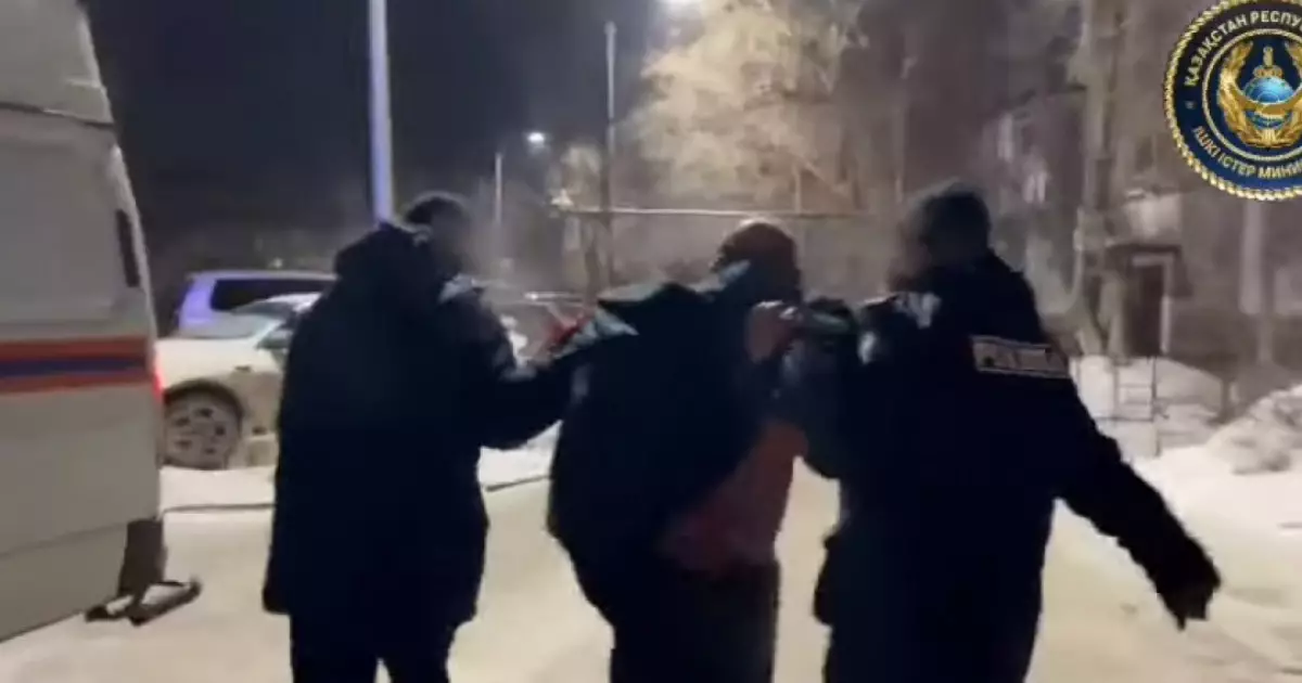  Шахтинскте пәтерге өрт қойған күдікті ұсталды: Полиция видео жариялады 