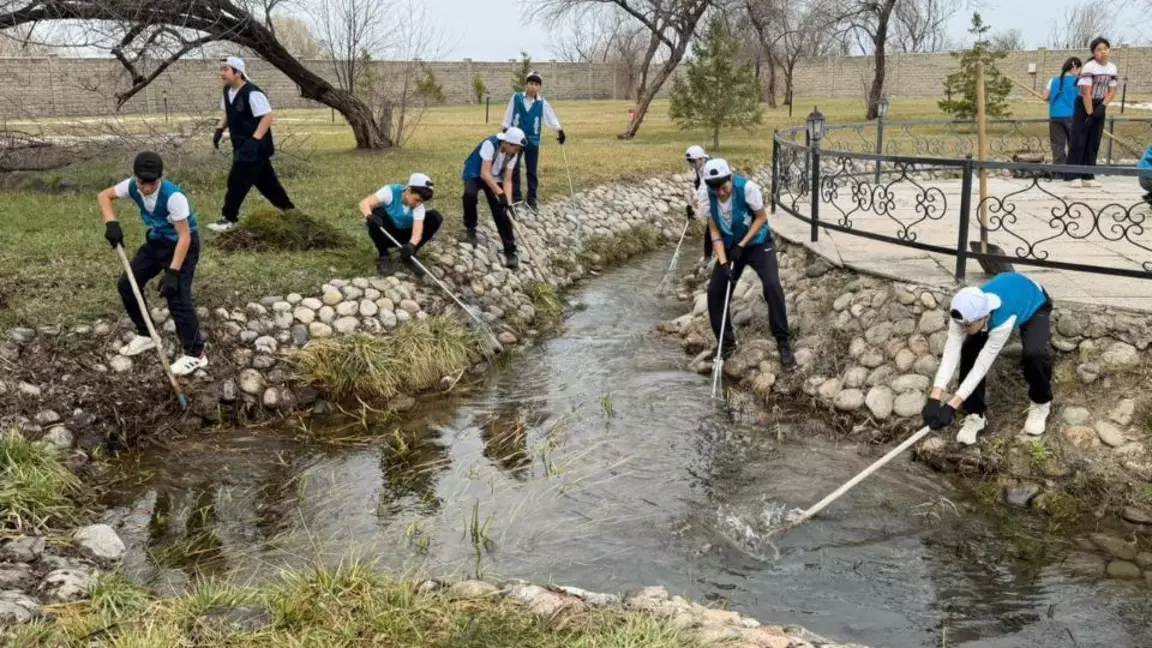 Жас қазақстандықтар “Мөлдір бұлақ” республикалық акциясына қатысып жатыр