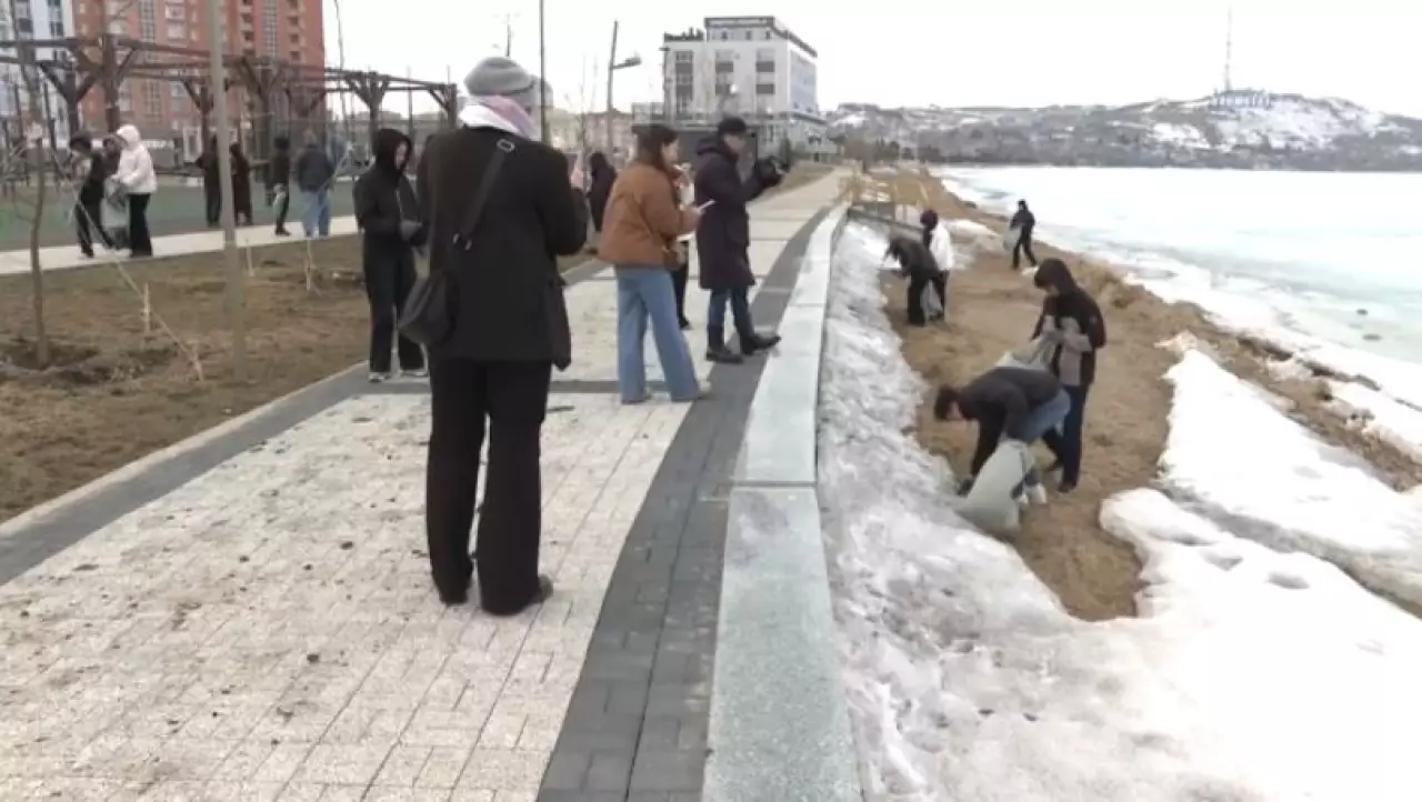 Волонтёры Кокшетау очистили набережную «Жаңа жағалау»