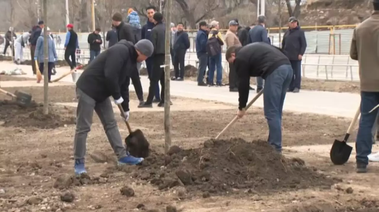 Алматинцы вышли на субботник в День очищения и обновления