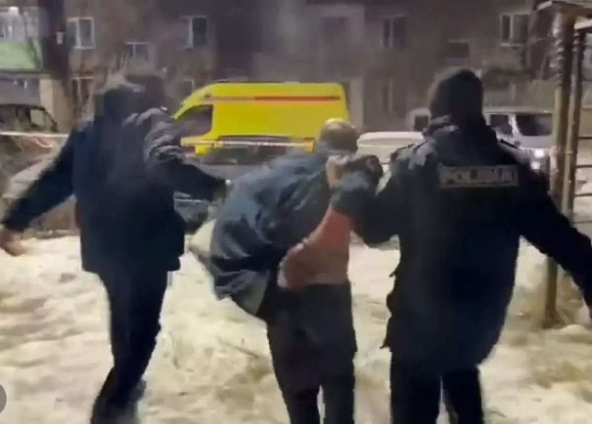 Появились кадры задержания подозреваемого в поджоге квартиры в Шахтинске