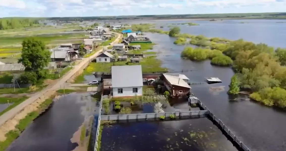 Тюменские депутаты спросили про мосты, дамбы и Казахстан, а чиновники заверили в безопасности и сотрудничестве.