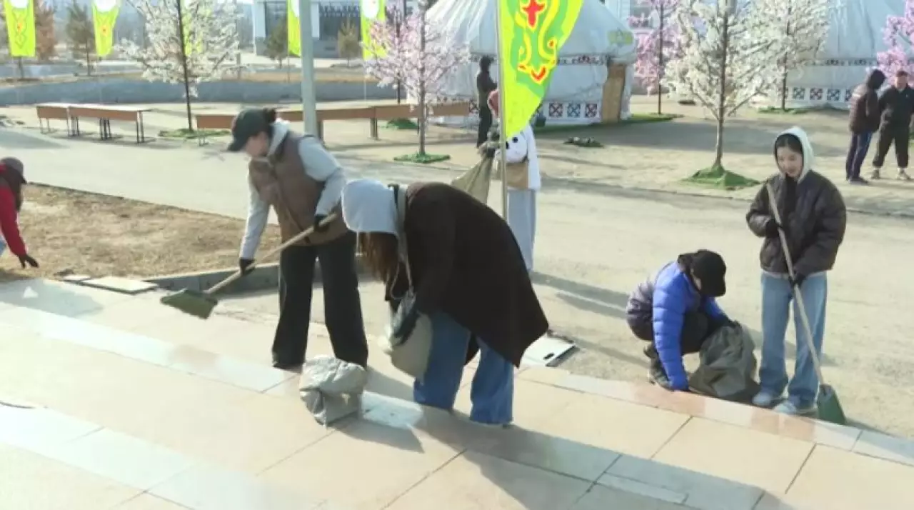 Молодёжь Актобе вышла на субботник после праздников