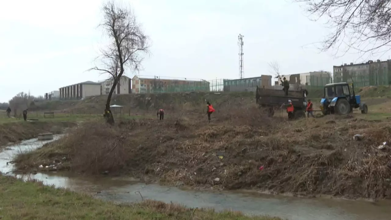 Тараздағы «Қарасу-2» каналының жағасы күл-қоқыстан тазартылды