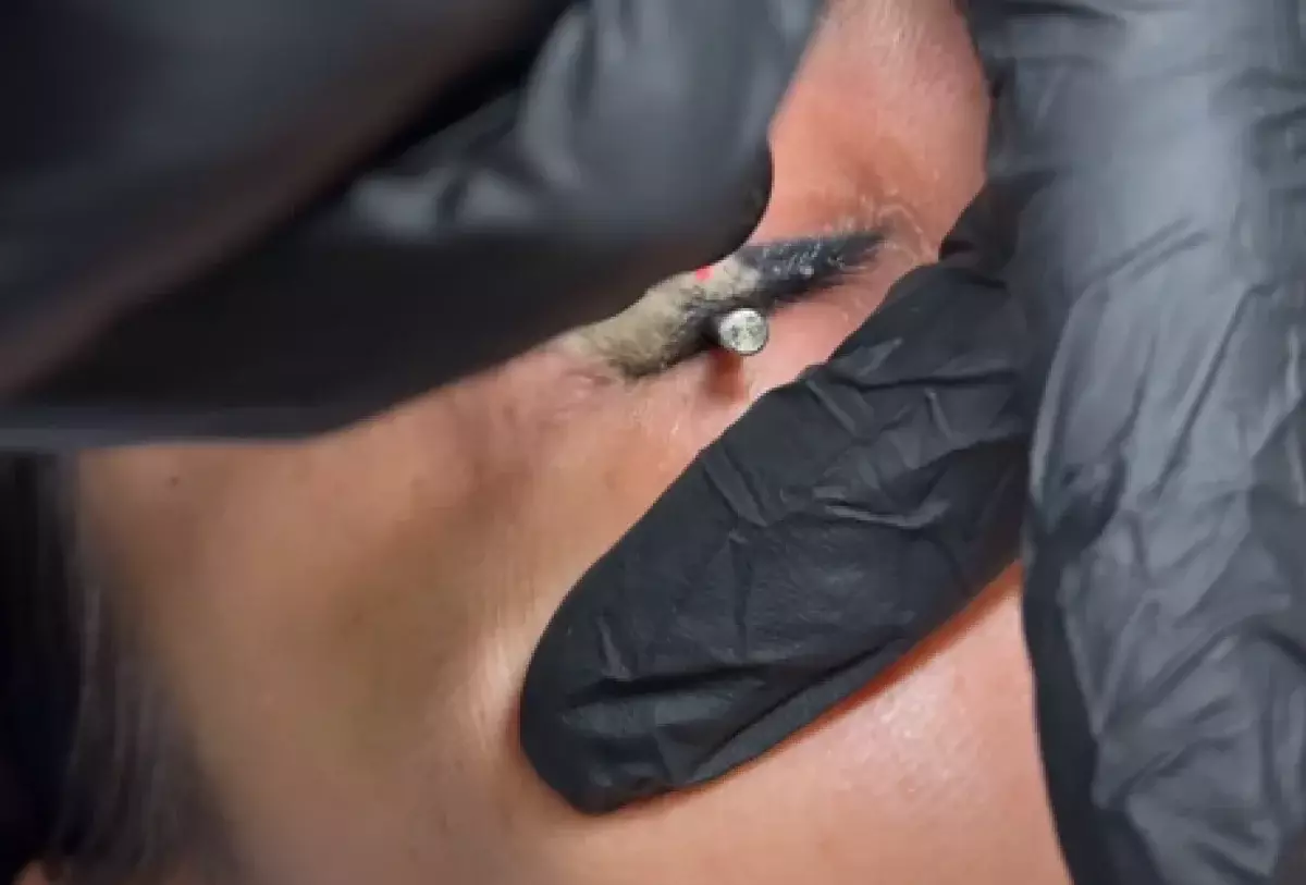 Казахстанке удалили татуаж стрелок с глаз: болезненная процедура вызвала споры в Сети