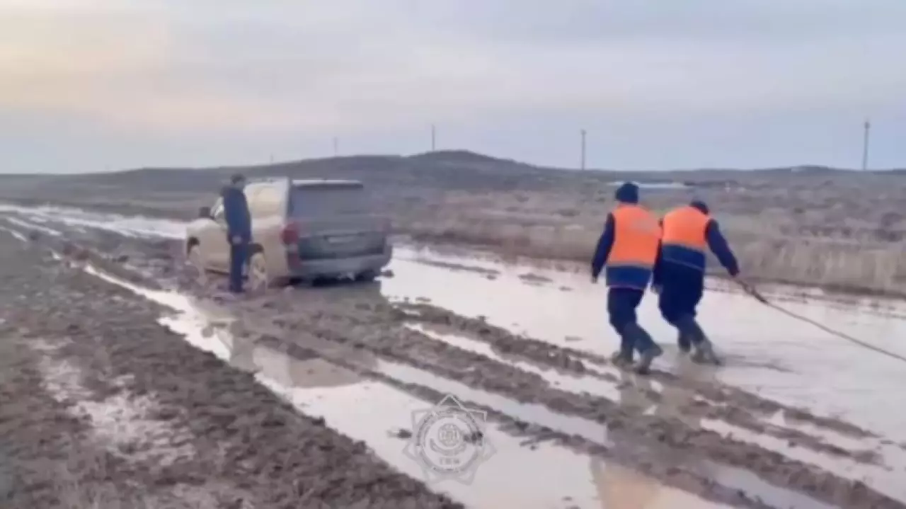 Спасатели МЧС помогли водителям выбраться из грязевого плена