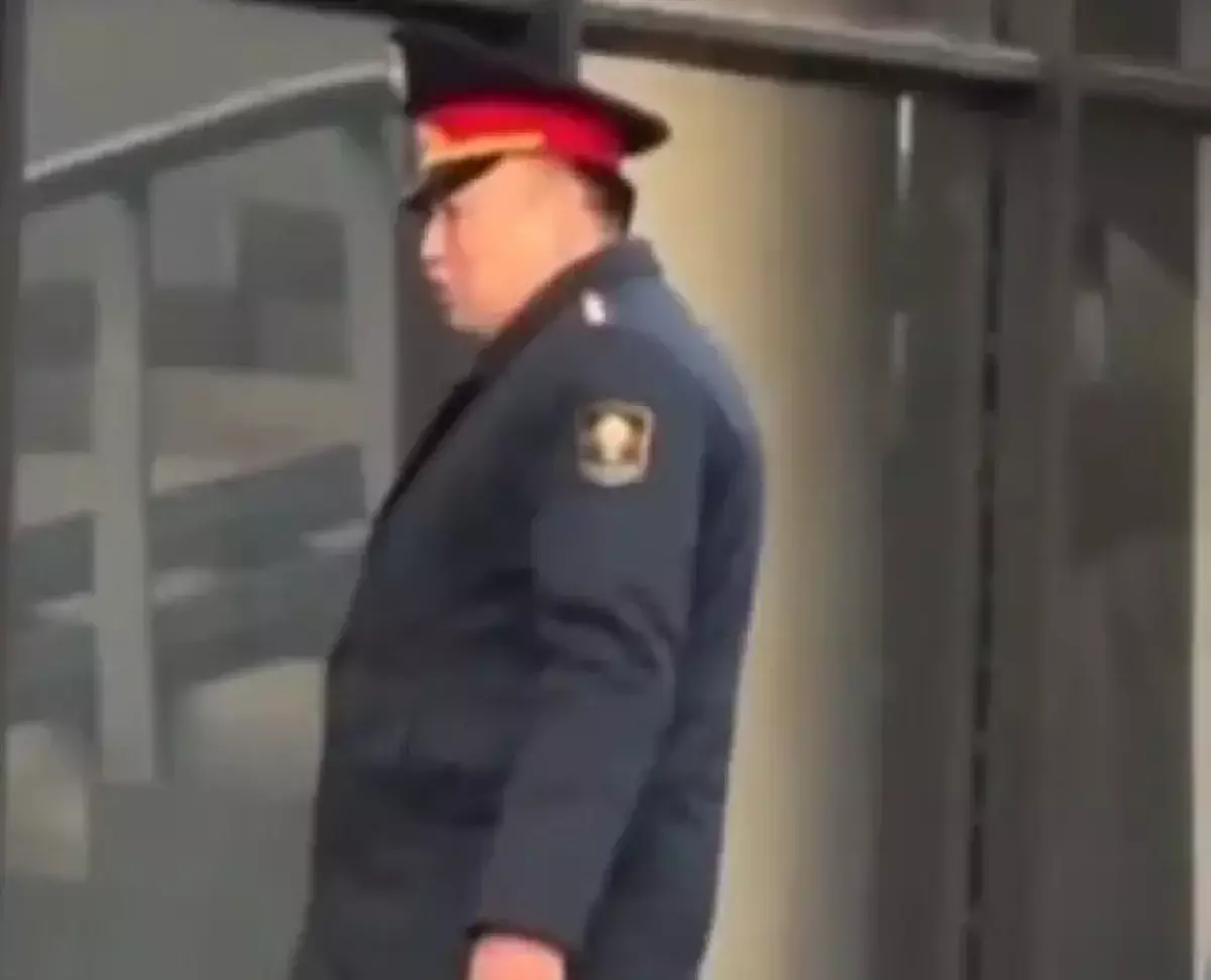 Главу МВД Кыргызстана оштрафовали за курение в общественном месте