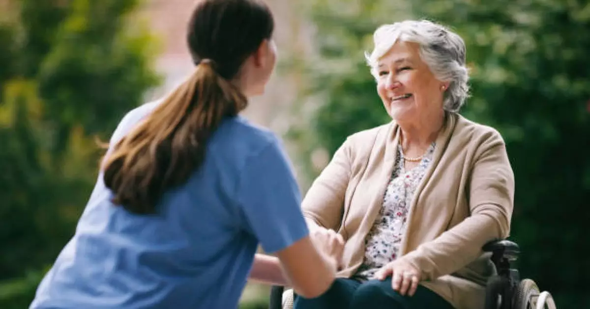  Үнемдеу үшін: 22 жастағы қыз қарттар үйінде тұрып жатыр 