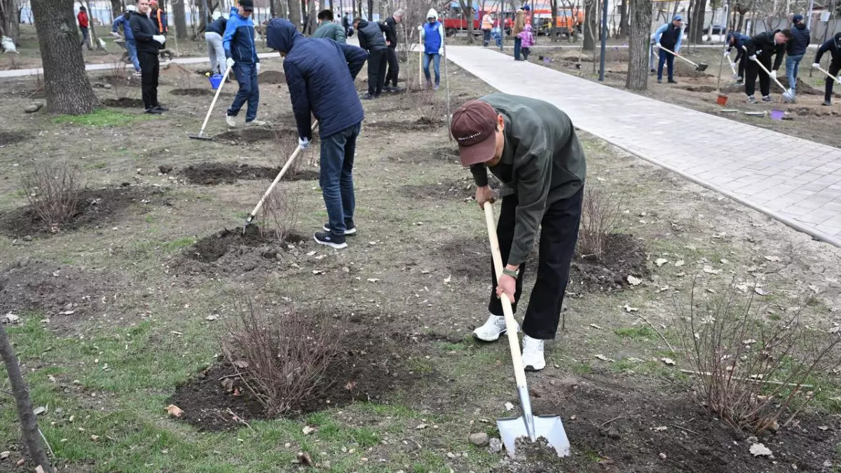 Более 2 тыс. кубометров мусора вывезли после субботника в Алматы