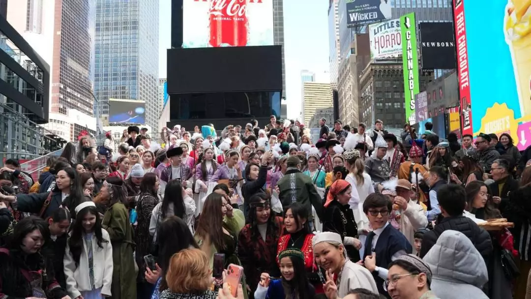Наурыз отпраздновали на Times Square: в центре Нью-Йорка зазвучал казахский кюй
