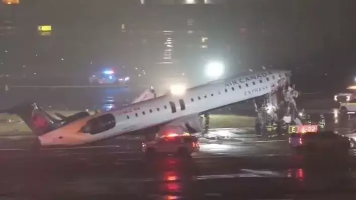 Нью-Йорк әуежайында ұшақ көлікке соғылды: Қаза тапқандар бар