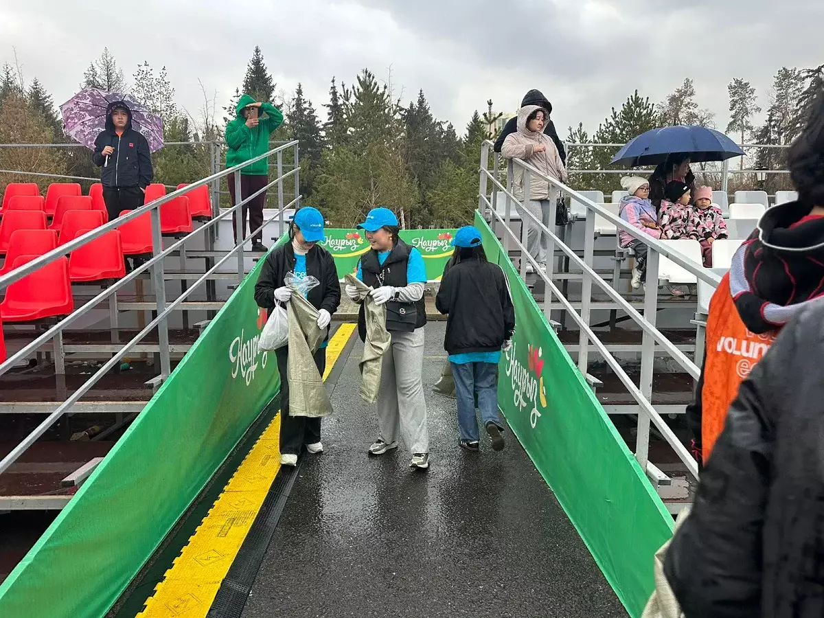 Алматы волонтерлері мерекелік концерттен кейін Астана алаңында тазалады