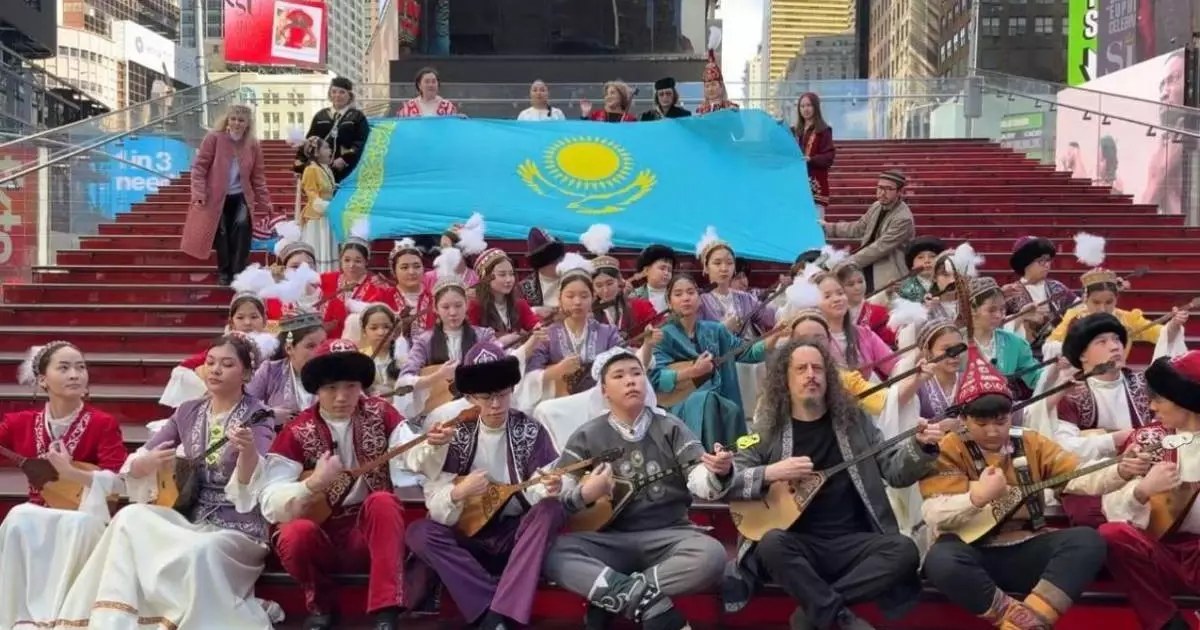  Times Square-де Наурыз тойланды: Нью-Йорк төрінде қазақтың күйі күмбірледі 