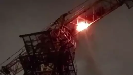 Алматыда құрылыс алаңындағы кран отқа оранды