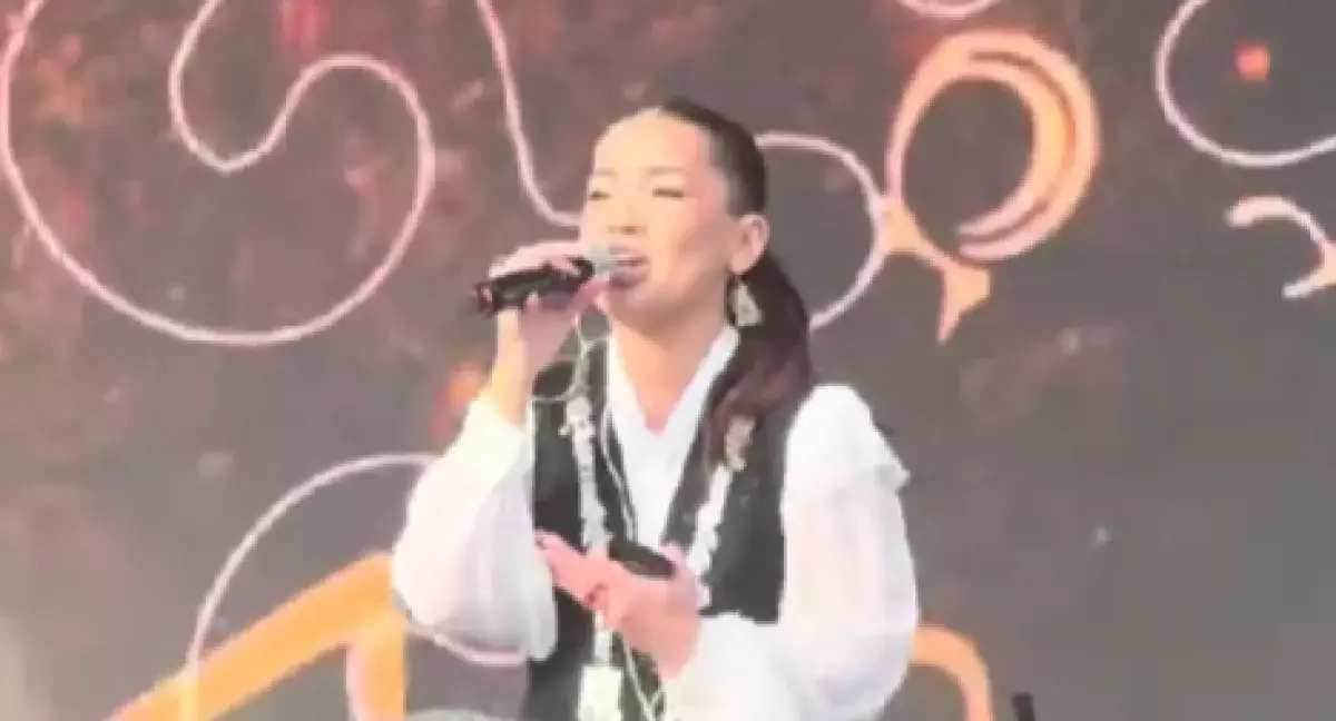 Живое выступление Макпал Исабековой вызвало споры в Сети