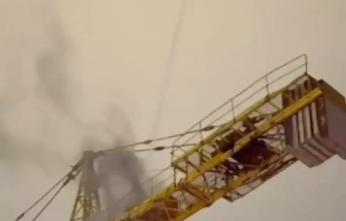 Башенный кран горел на стройке в Алматы