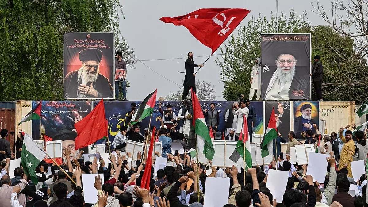 Конфликт в Иране испытывает Пакистан на фоне собственных пограничных столкновений, в то время как Исламабад рассматривается как площадка для переговоров между США и Тегераном.