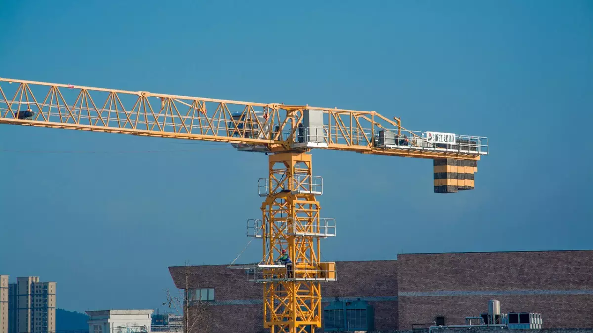 Башенный кран загорелся в центре Алматы