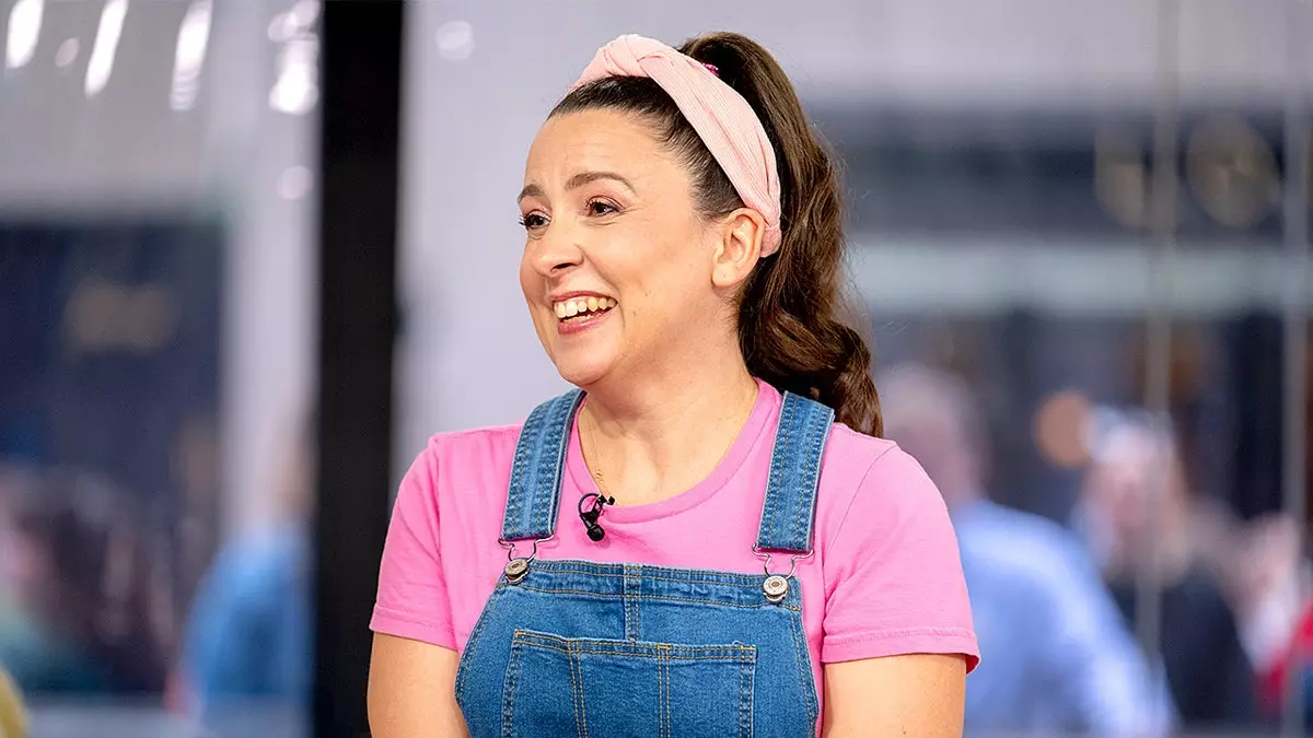 Звезда YouTube Ms Rachel заявляет "я политична" в новой миссии по закрытию центра ICE.