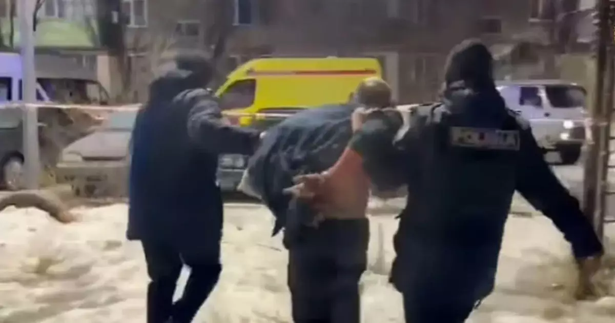  Шахтинскте пәтерге өрт қойды деген күдіктіні ұстаған сәттен видео жарияланды 