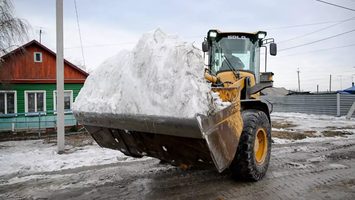 Профилактика паводков: 900 тысяч кубометров снега вывезли в Петропавловске