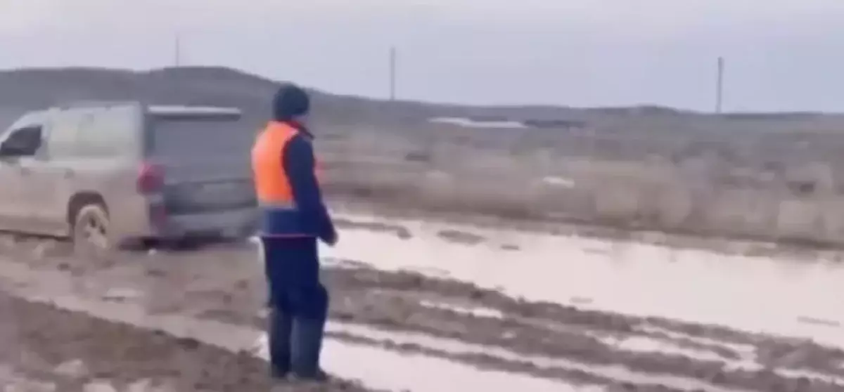 18 человек застряли посреди степи в Карагандинской области