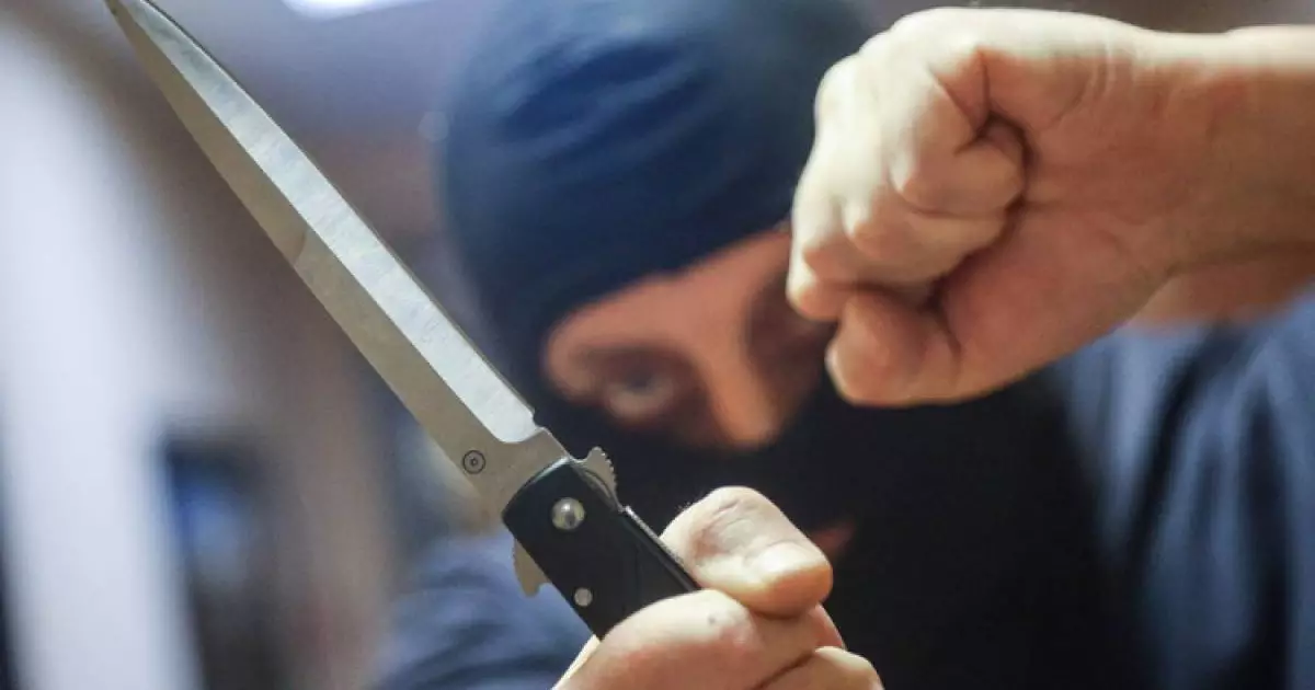  Мужчина с ножом напал на 12-летнего мальчика в Алматы 