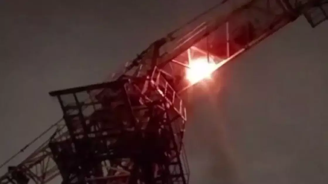 Алматыда құрылыс алаңында мұнаралы кран өртенді