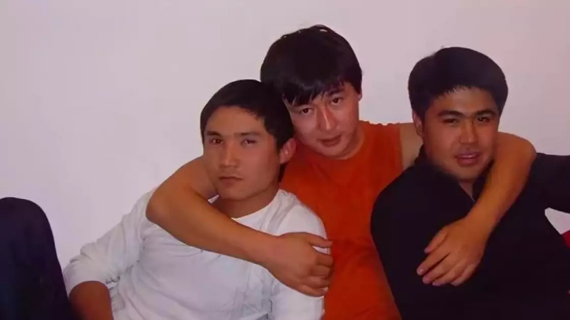 “Сен кеткенде жыладық… Өлмейтіндей жүргеніміз үшін кешір”: Бағлан Әбдірайымов марқұм досын есіне алып, әсерлі жазба жариялады