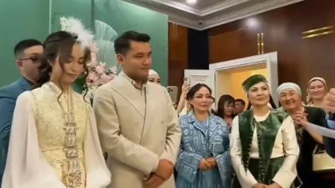 Жазира мен Жанболат келінінің қалыңмалына бір қорап ақша берді