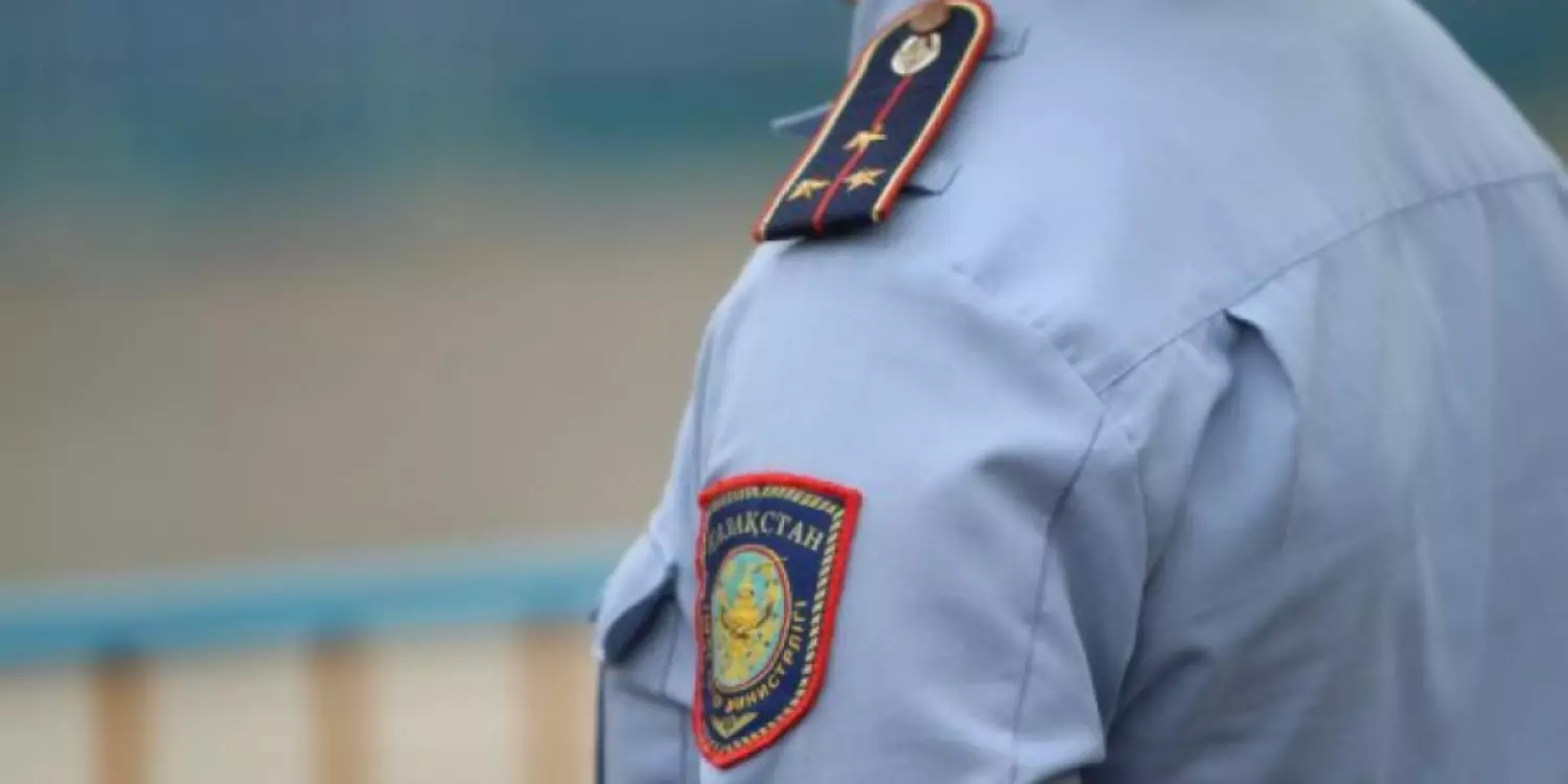 Өскеменде екі ер адам полицейге шабуыл жасаған