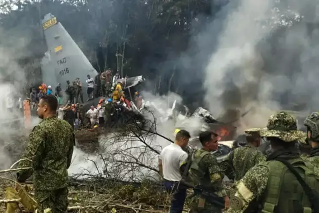 Әскери ұшақ апатқа ұшырап, 100-ге жуық адам қаза тапты