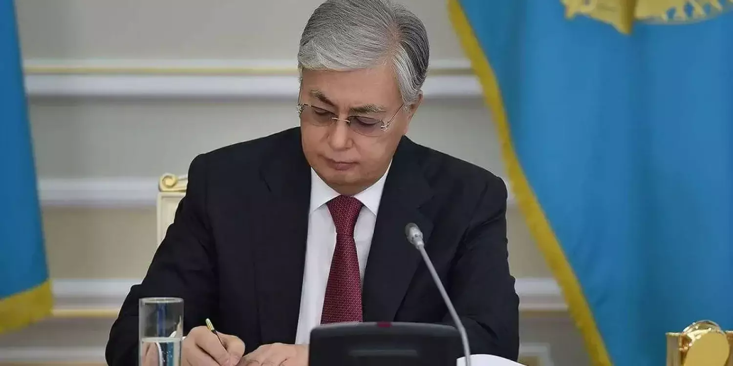 Тоқаев танымал қазақстандық альпинистке «Еңбек ері» атағын берді