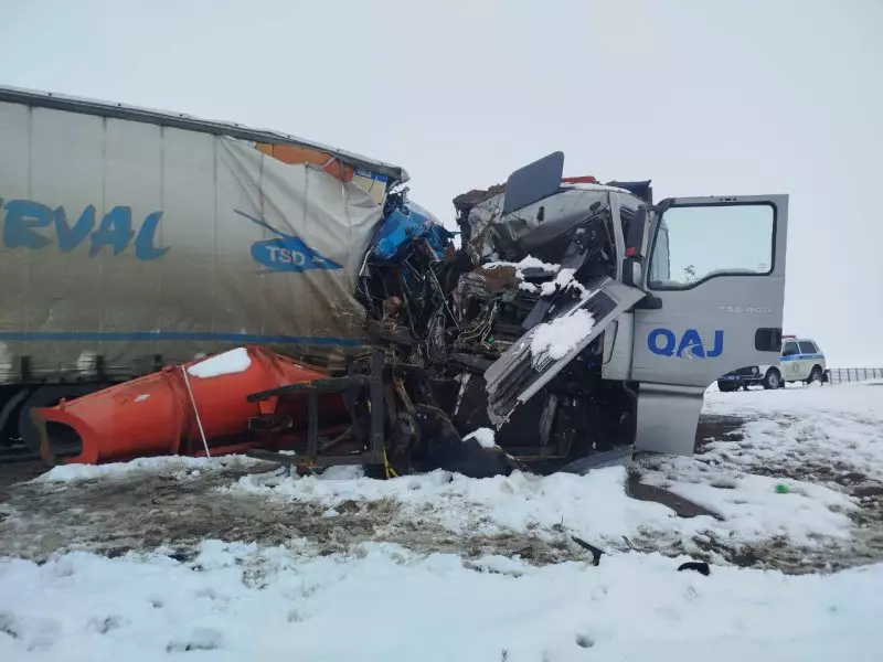 Грузовик врезался в дорожную технику на трассе Астана–Кокшетау