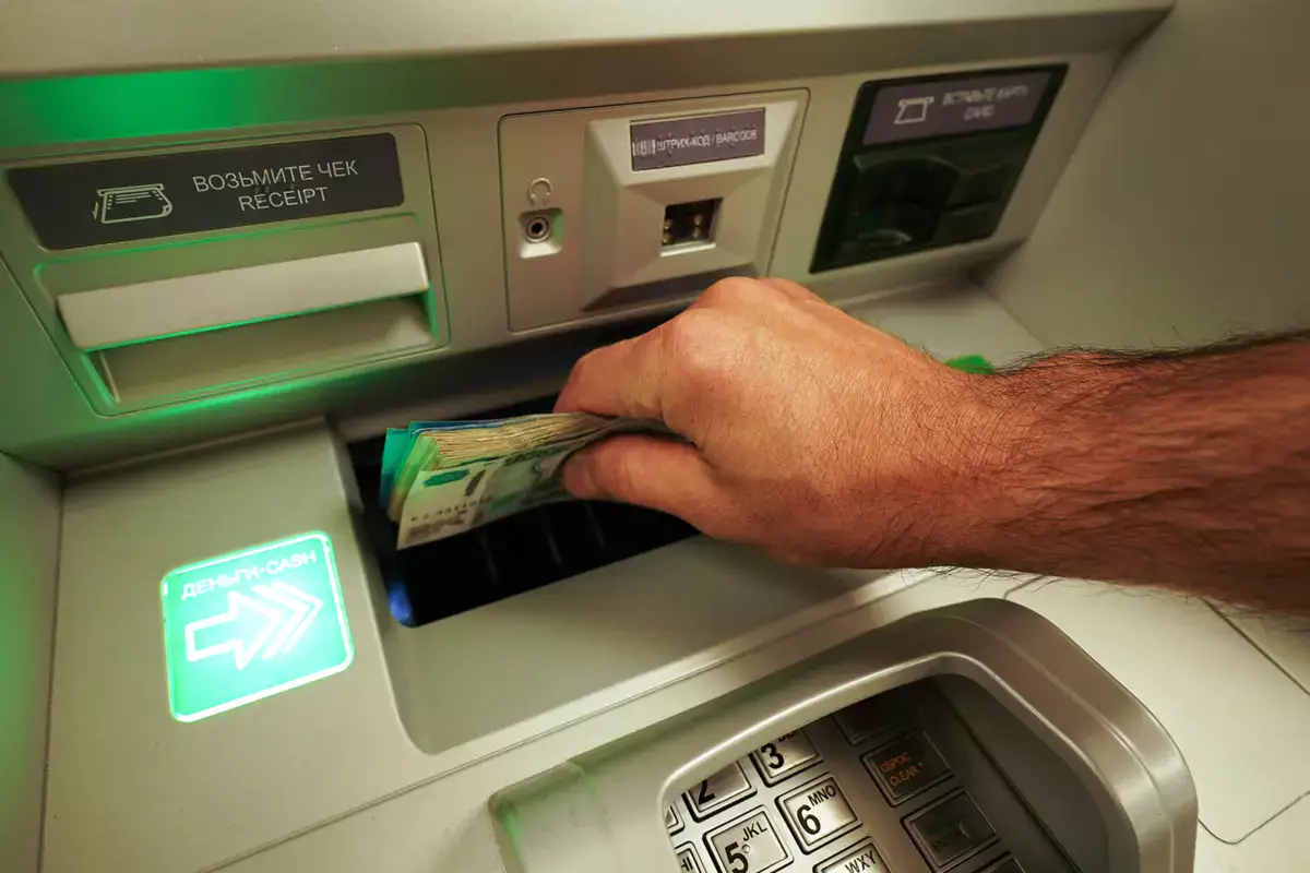 «Белые» банкоматы: россияне смогут получать деньги бесплатно в любом устройстве - новости на Lada.kz 24.03.2026