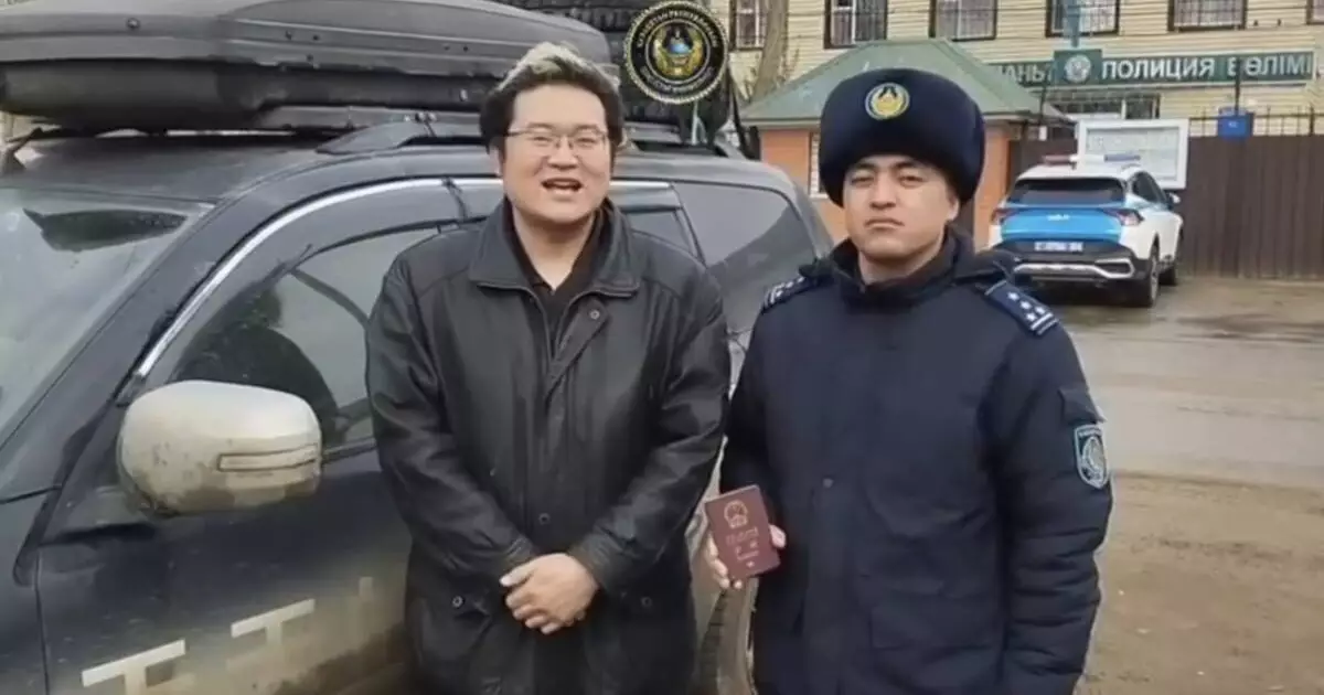   Ақтөбелік полицей қиын жағдайға тап болған шетелдік азаматқа көмектесті (видео)   