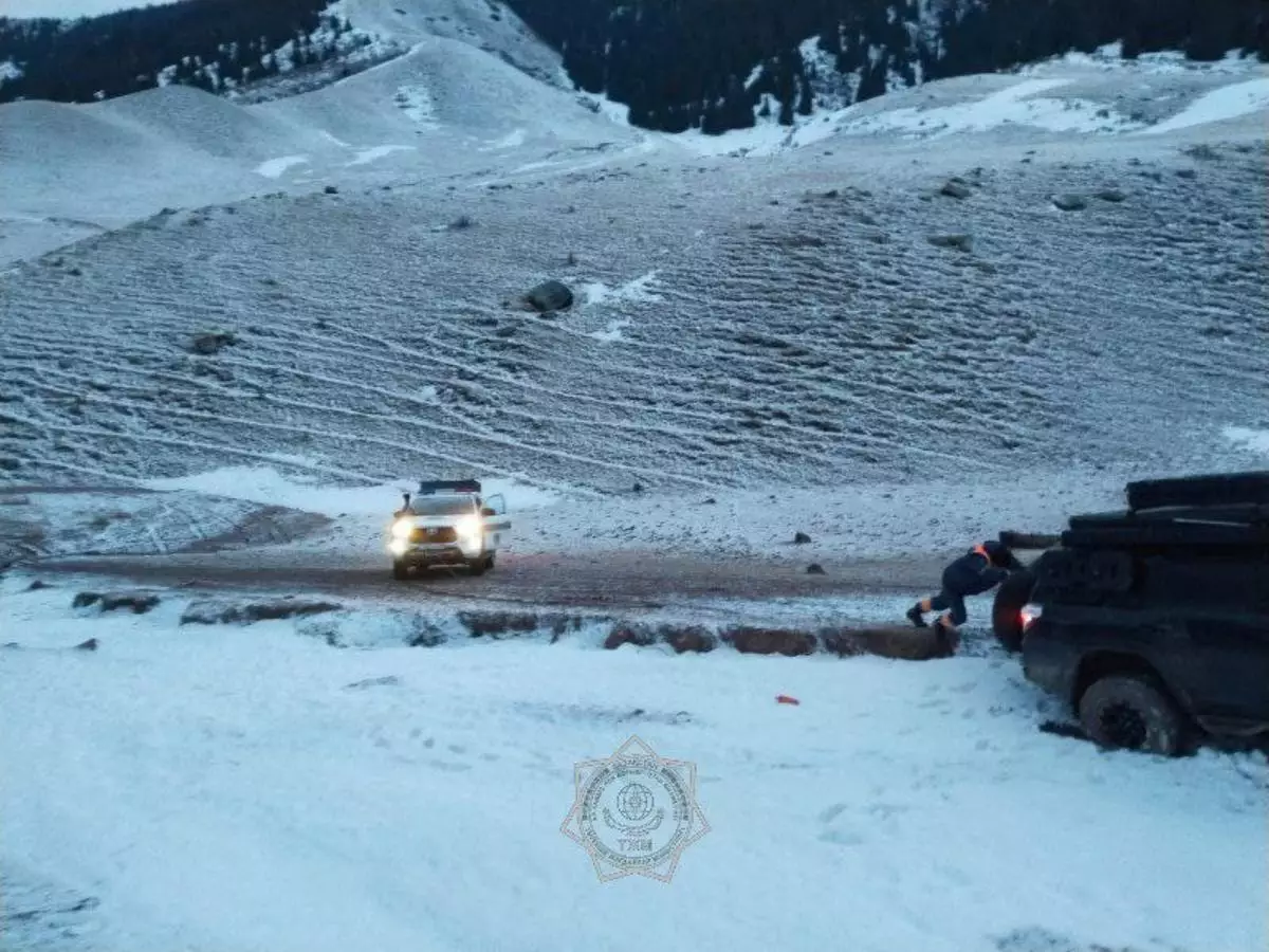 Алматы облысында бір отбасы мінген көлік қар құрсауында қалып қойды