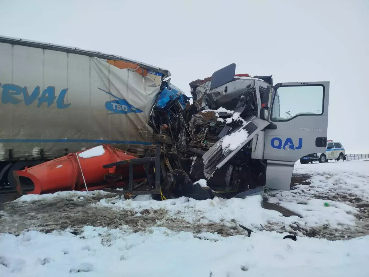 Грузовик на скорости протаранил погрузчик на одной из трасс в Казахстане