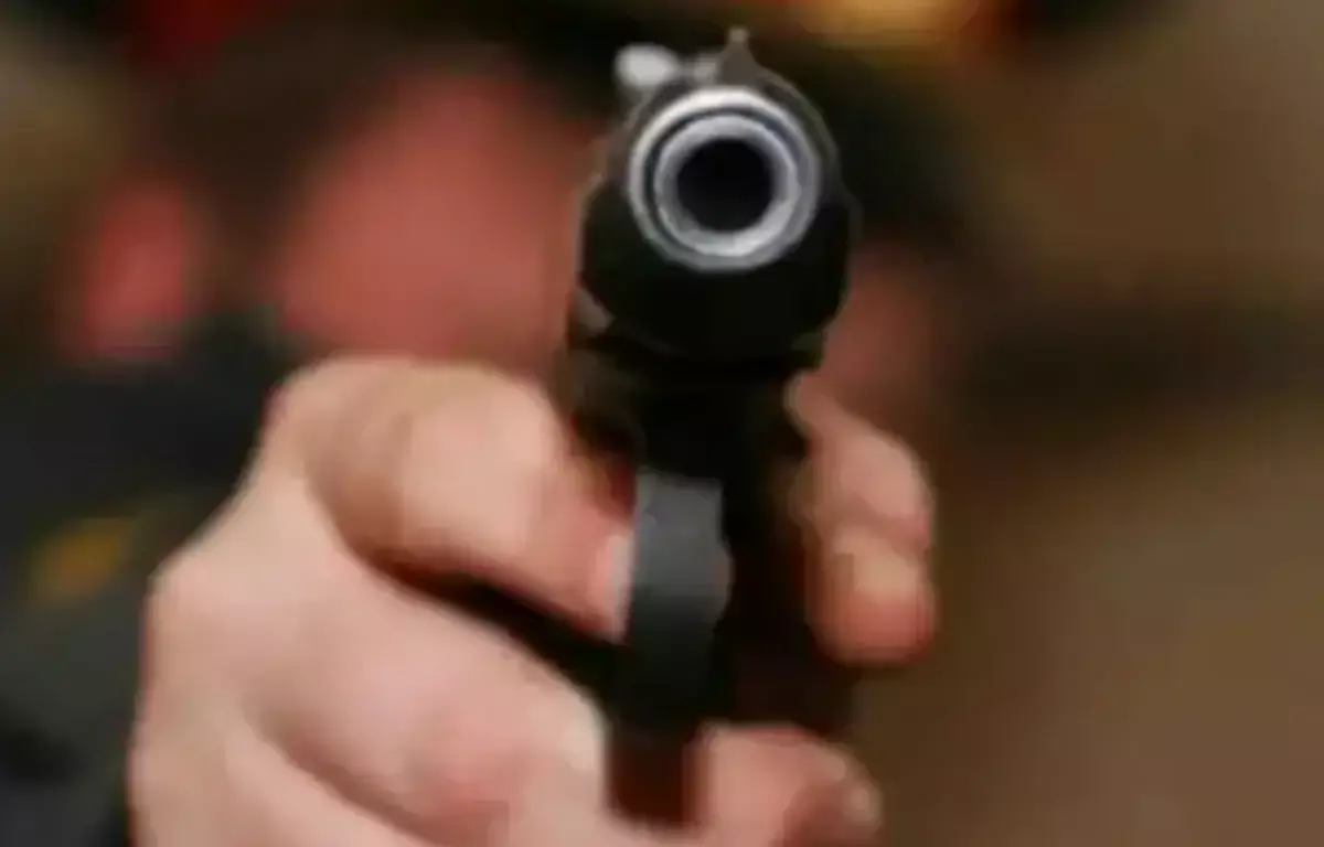 Двое мужчин отобрали у полицейского табельный пистолет и открыли огонь по нему - новости на Lada.kz 24.03.2026