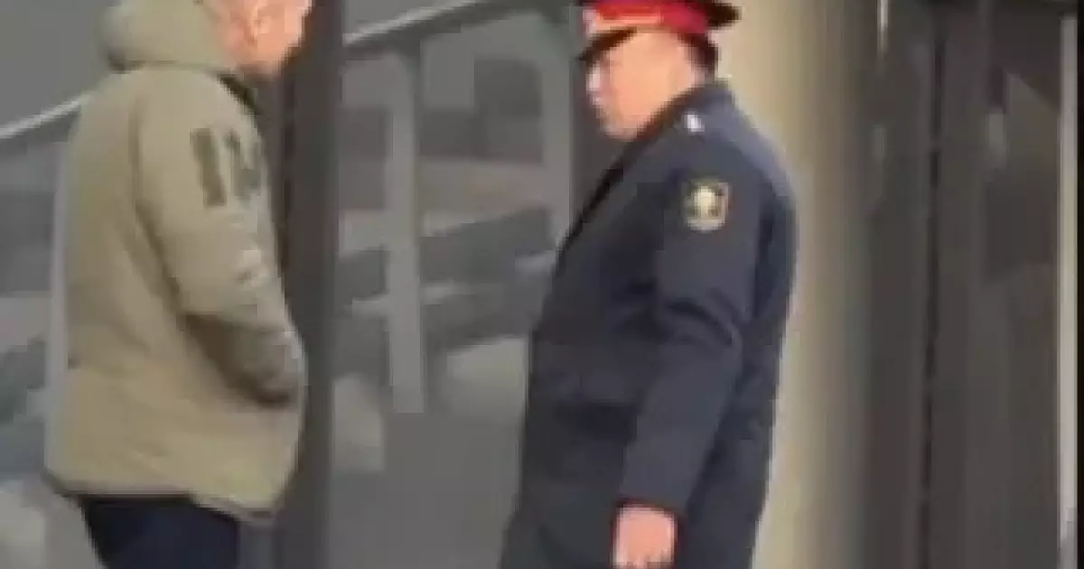  Қырғызстан ІІМ басшысы қоғамдық жерде темекі шеккені үшін айыппұл арқалады 