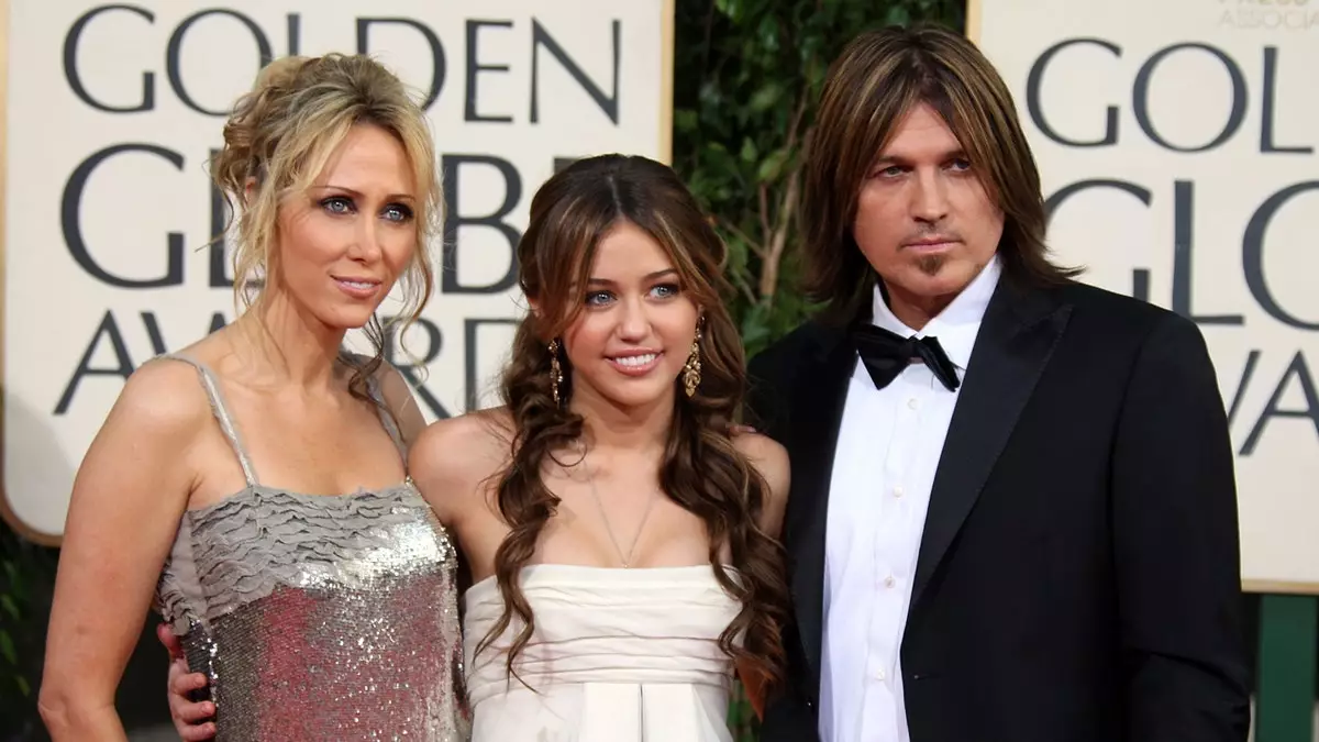 Майли Сайрус заявляет, что избежала тёмной стороны Голливуда, погубившей других звёзд-детей.