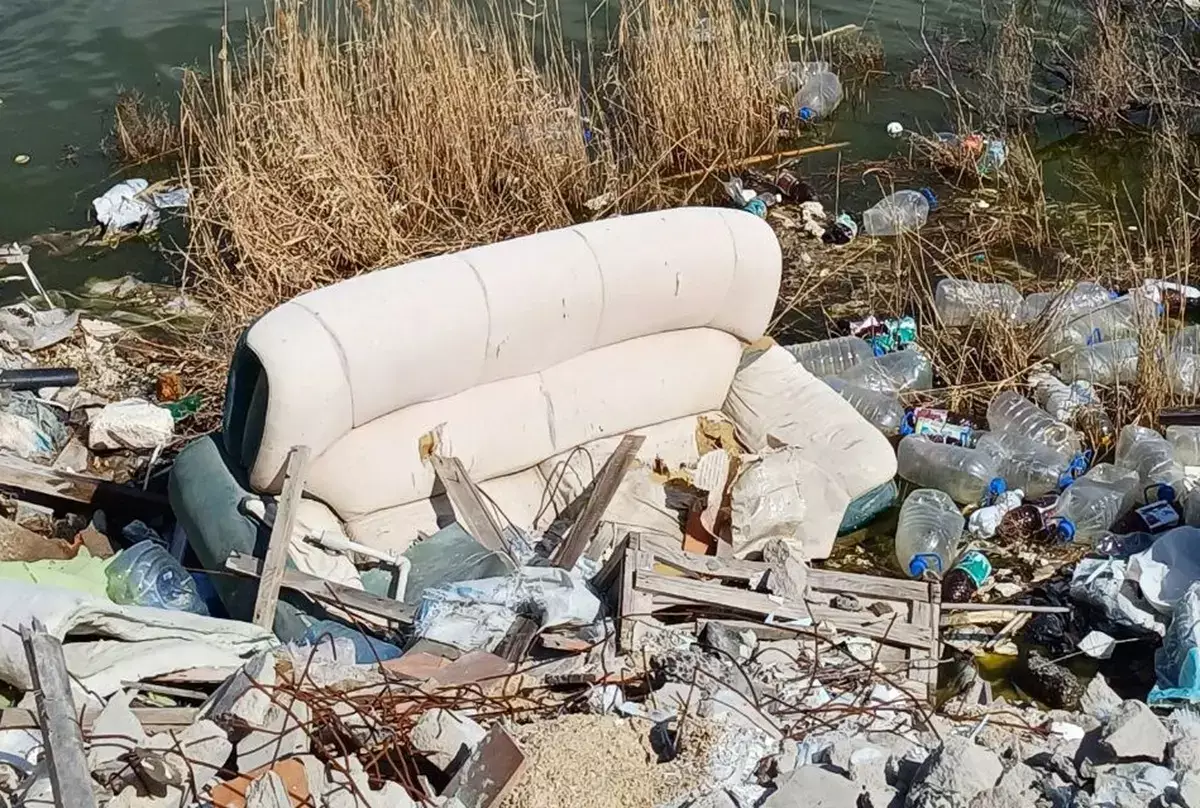 Жители Мангистау бьют тревогу: озеро Оймаша завалено мусором - новости на Lada.kz 24.03.2026