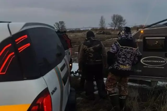 Мұздың жұқаруына қарамаған: Үш балықшы мінген көлік мұз астына түсіп кетті