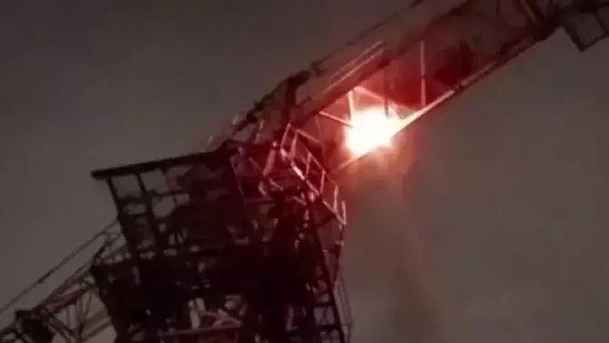 Пожар башенного крана на стройплощадке в Казахстане попал на видео.