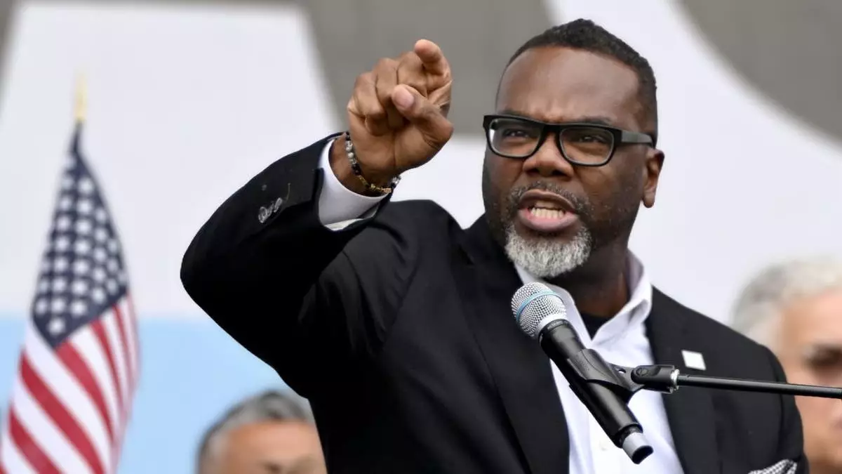 Мэр Чикаго ответил на вопросы о политике города в отношении иммиграции после того, как нелегальный иммигрант предположительно убил студента колледжа.