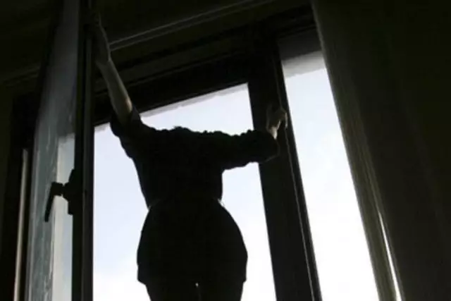 Ақтауда бойжеткен 5-қабаттан секіріп кеткен