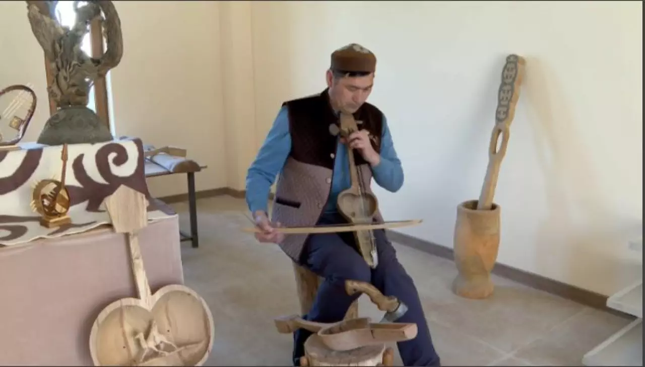 Түркістандық ағаш шебері қарағаштан қобыз аспабын жасайды