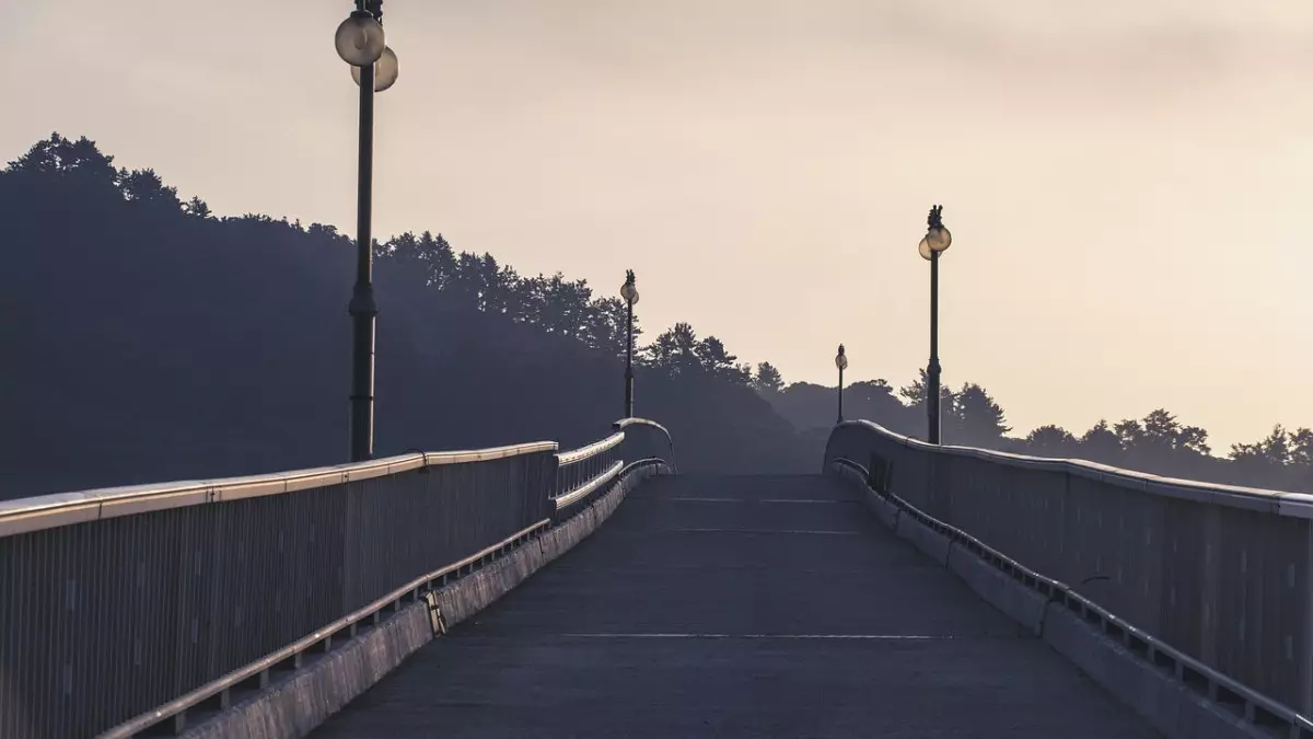 На центральном мосту в Атырау двух человек ударило током во время дождя
